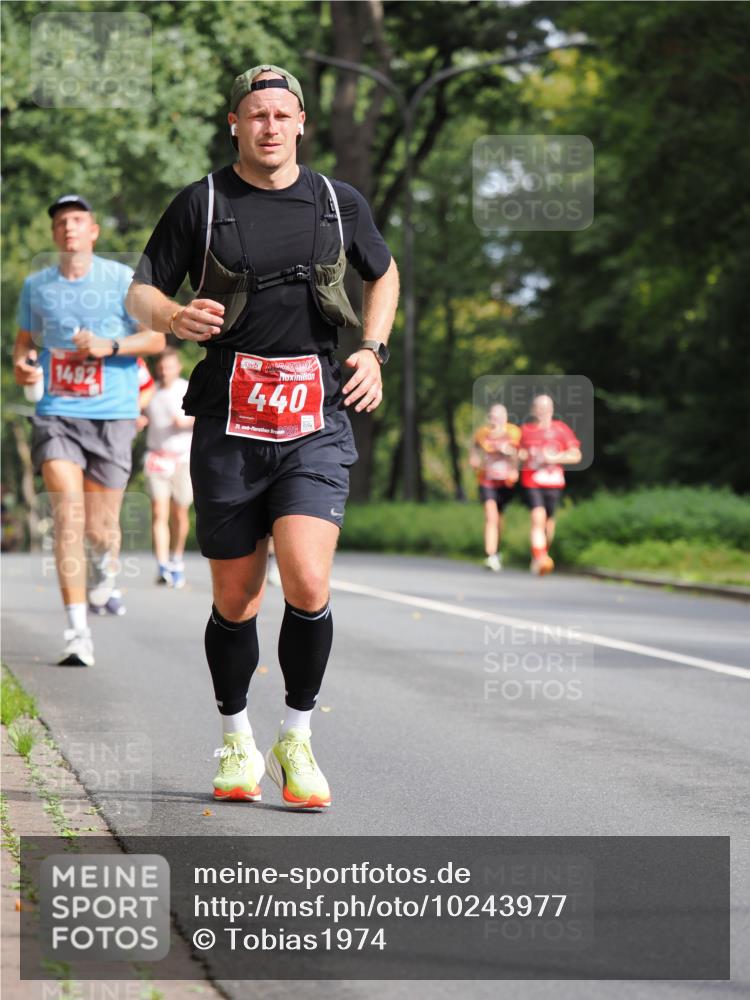 13.09.2026 - 21. swb-Marathon Bremen TobiasT http://msf.ph/oto/10243977 13.09.2026 11:44:20 Laufen 1492, 440, 2026, 21, 740 meine-sportfotos.de