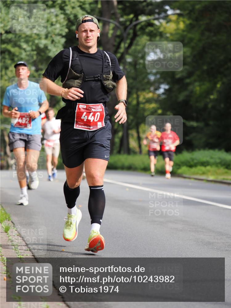 13.09.2026 - 21. swb-Marathon Bremen TobiasT http://msf.ph/oto/10243982 13.09.2026 11:44:20 Laufen 492, 440, 21, 126 meine-sportfotos.de