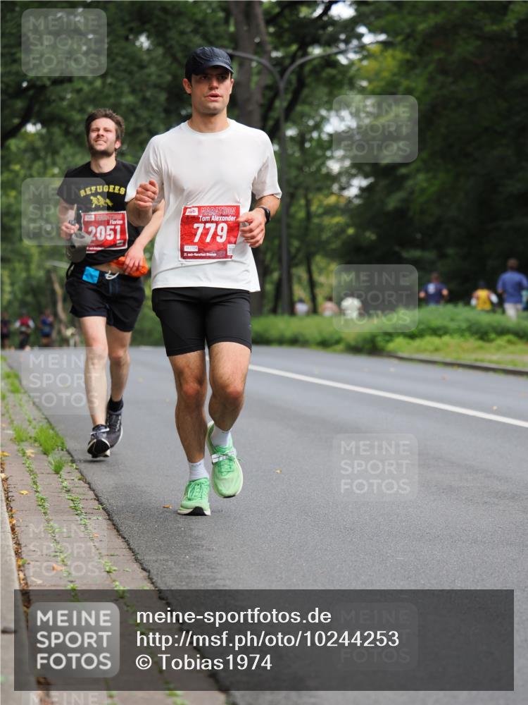13.09.2026 - 21. swb-Marathon Bremen TobiasT http://msf.ph/oto/10244253 13.09.2026 11:47:11 Laufen 2051, 779, 1754, 21, 126 meine-sportfotos.de