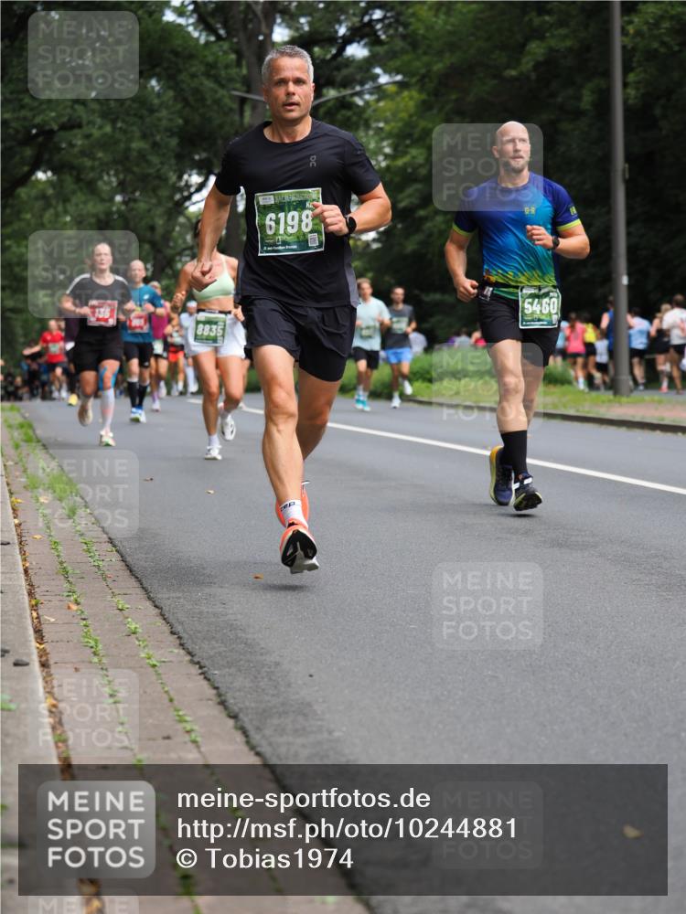 13.09.2026 - 21. swb-Marathon Bremen TobiasT http://msf.ph/oto/10244881 13.09.2026 11:52:56 Laufen 136, 8835, 6198, 5460 meine-sportfotos.de