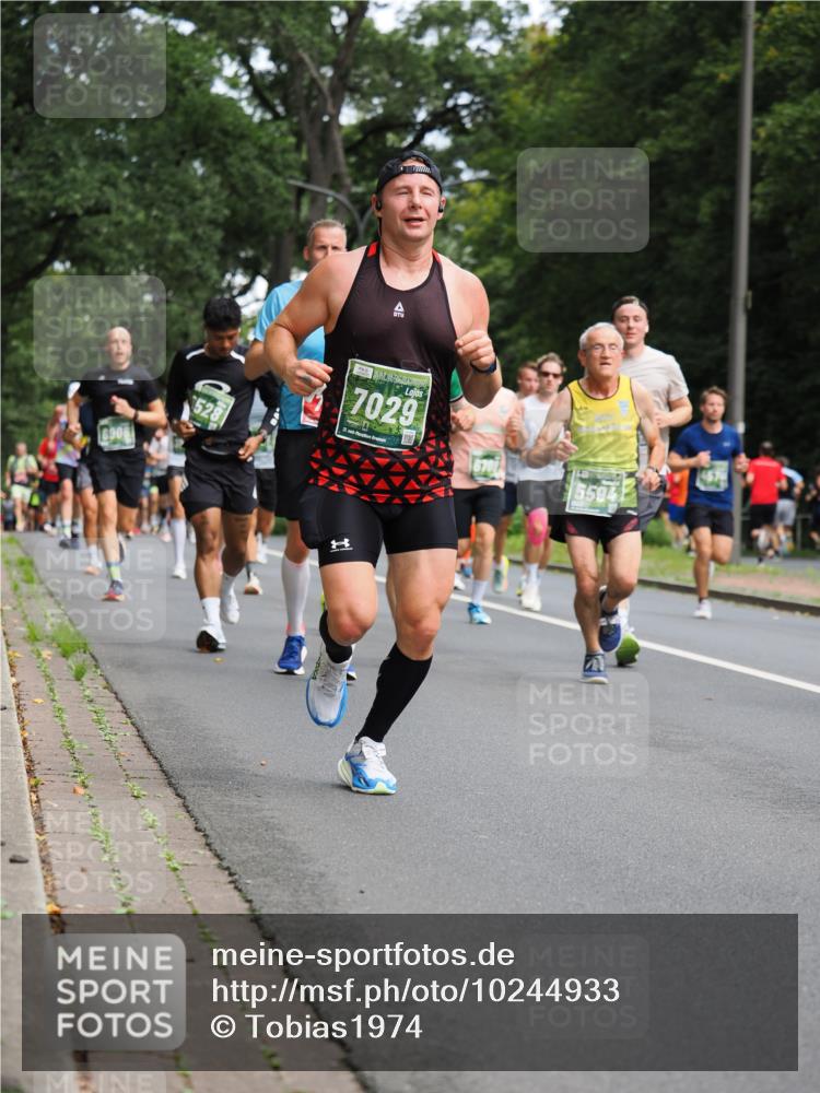 13.09.2026 - 21. swb-Marathon Bremen TobiasT http://msf.ph/oto/10244933 13.09.2026 11:53:24 Laufen 6906, 7029, 1, 5594 meine-sportfotos.de
