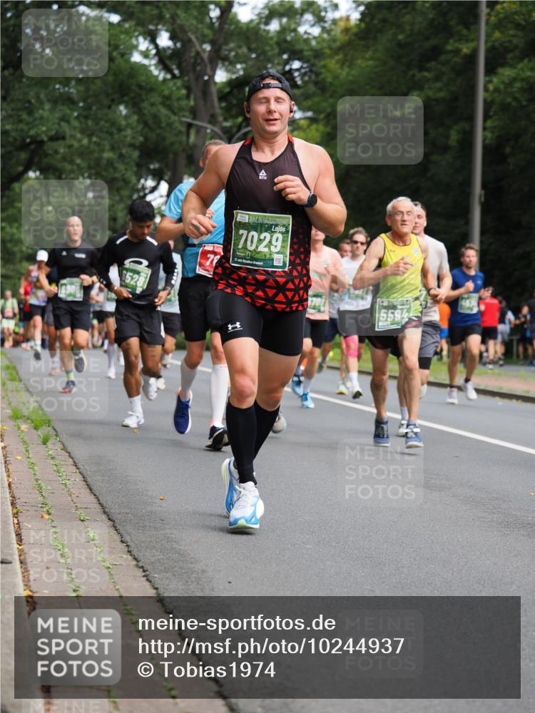 13.09.2026 - 21. swb-Marathon Bremen TobiasT http://msf.ph/oto/10244937 13.09.2026 11:53:24 Laufen 6906, 6528, 78, 7029, 40, 1, 5594 meine-sportfotos.de