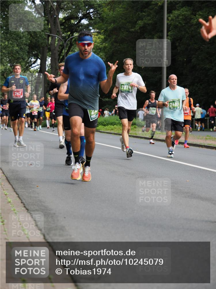 13.09.2026 - 21. swb-Marathon Bremen TobiasT http://msf.ph/oto/10245079 13.09.2026 11:53:55 Laufen 20, 242, 7874, 13248, 2480, 2599 meine-sportfotos.de