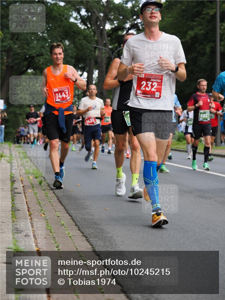 13.09.2026 - 21. swb-Marathon Bremen TobiasT http://msf.ph/oto/10245215 13.09.2026 11:54:59 Laufen 1443, 1435, 232, 25, 6657 meine-sportfotos.de