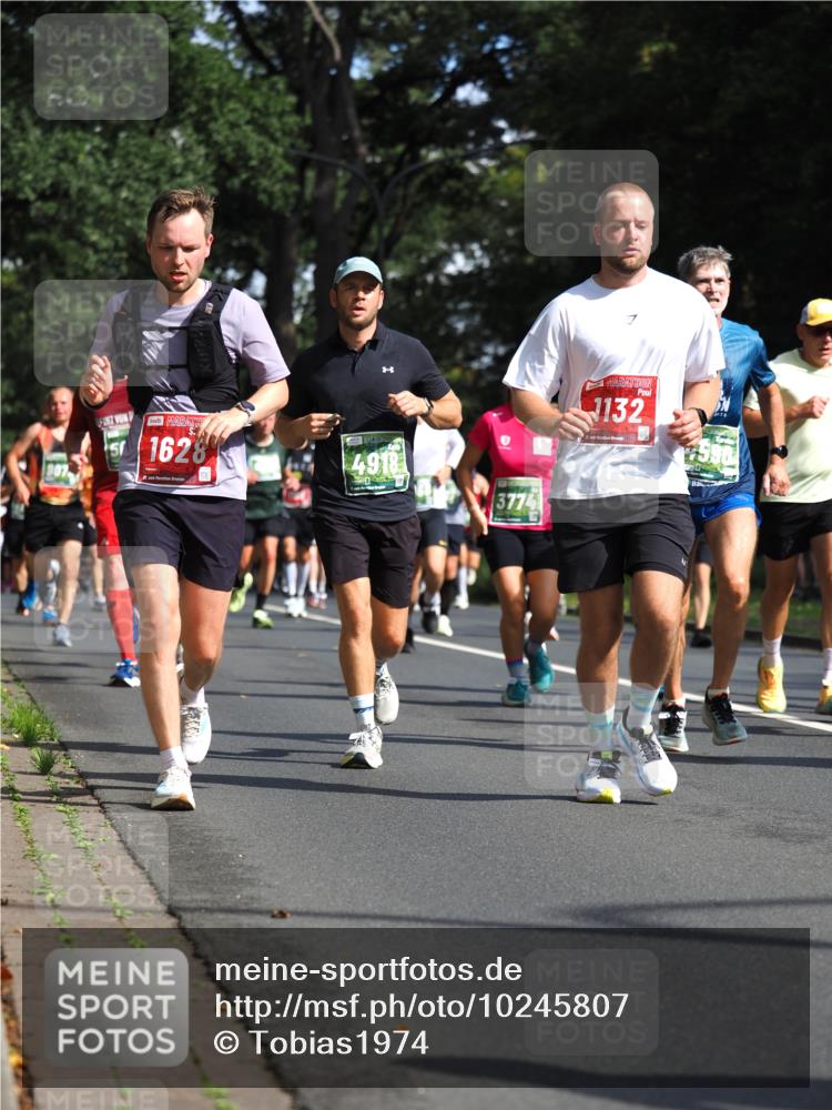 13.09.2026 - 21. swb-Marathon Bremen TobiasT http://msf.ph/oto/10245807 13.09.2026 11:59:06 Laufen 1628, 4918, 3774, 132, 590 meine-sportfotos.de