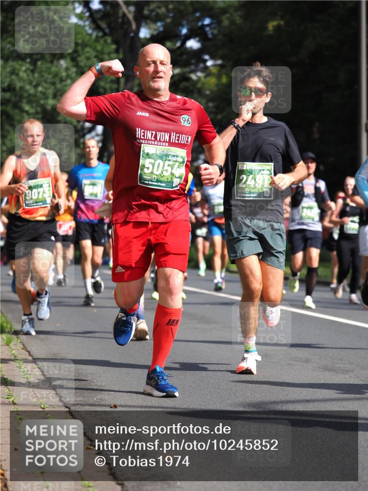 13.09.2026 - 21. swb-Marathon Bremen TobiasT http://msf.ph/oto/10245852 13.09.2026 11:59:09 Laufen 9073, 96, 5054, 21, 26, 2491, 2427 meine-sportfotos.de