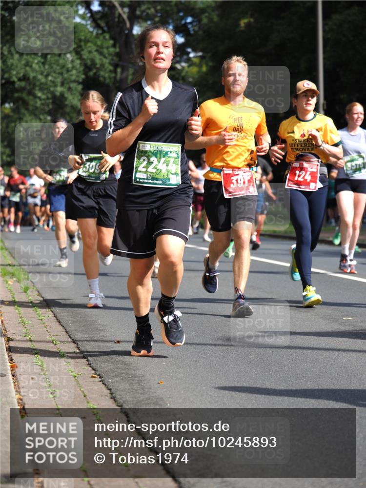 13.09.2026 - 21. swb-Marathon Bremen TobiasT http://msf.ph/oto/10245893 13.09.2026 11:59:15 Laufen 30, 224, 5131, 21, 391, 124, 35751 meine-sportfotos.de