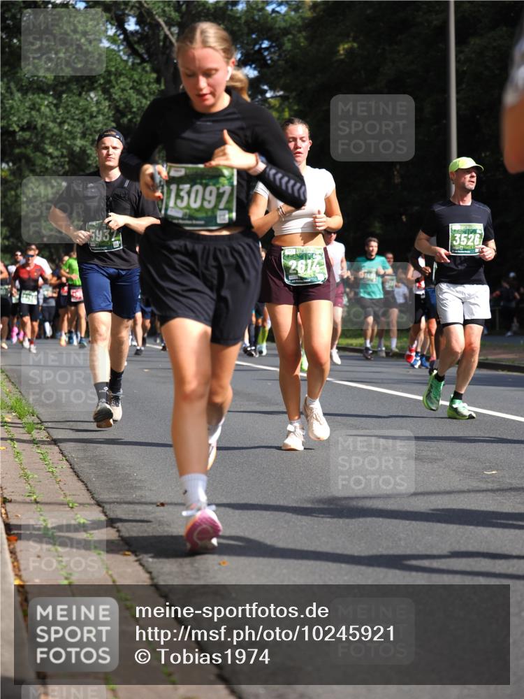 13.09.2026 - 21. swb-Marathon Bremen TobiasT http://msf.ph/oto/10245921 13.09.2026 11:59:16 Laufen 5937, 13097, 2614, 3526 meine-sportfotos.de