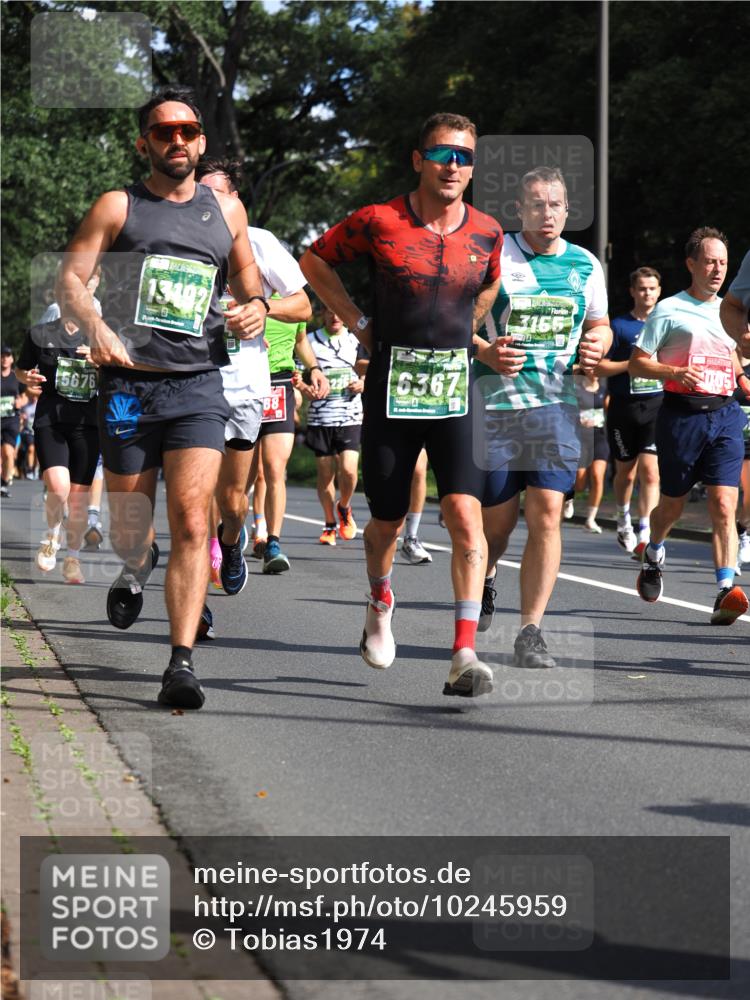 13.09.2026 - 21. swb-Marathon Bremen TobiasT http://msf.ph/oto/10245959 13.09.2026 11:59:23 Laufen 13492, 5676, 68, 6367, 3155 meine-sportfotos.de