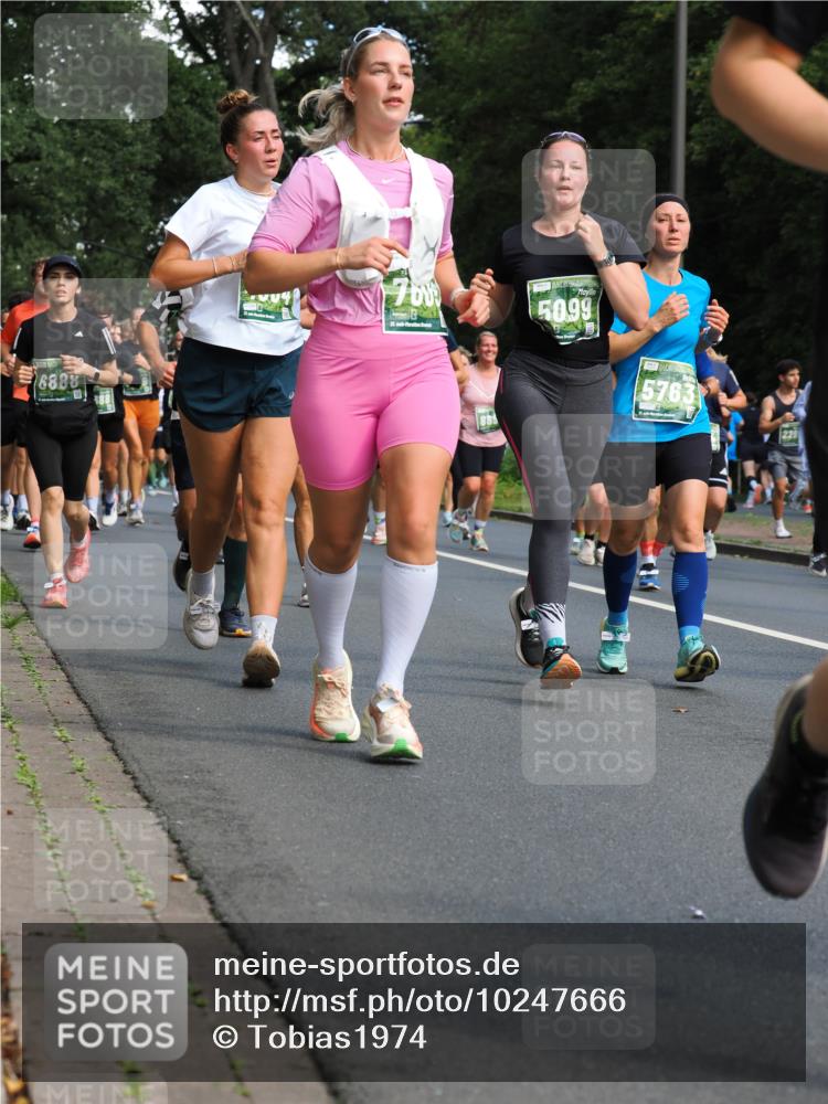 13.09.2026 - 21. swb-Marathon Bremen TobiasT http://msf.ph/oto/10247666 13.09.2026 12:08:08 Laufen 6888, 760, 5099, 5763, 229 meine-sportfotos.de