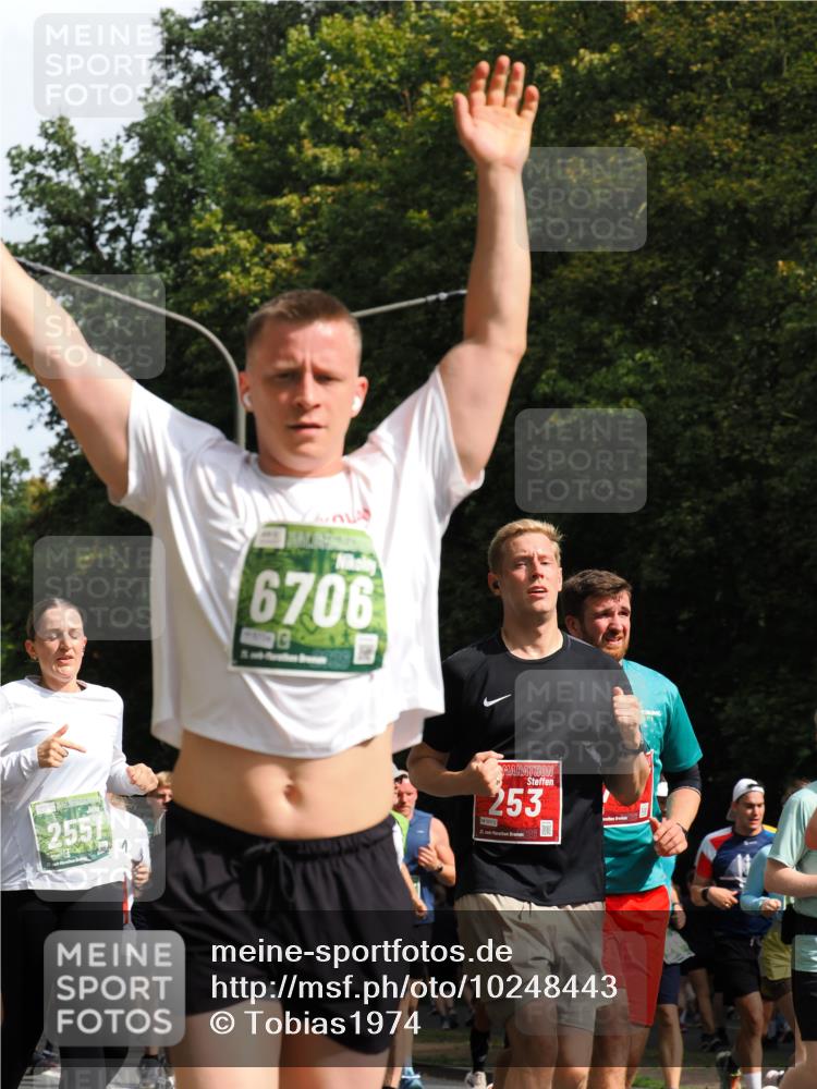 13.09.2026 - 21. swb-Marathon Bremen TobiasT http://msf.ph/oto/10248443 13.09.2026 12:11:56 Laufen 2551, 6706, 253, 0013, 21, 26 meine-sportfotos.de