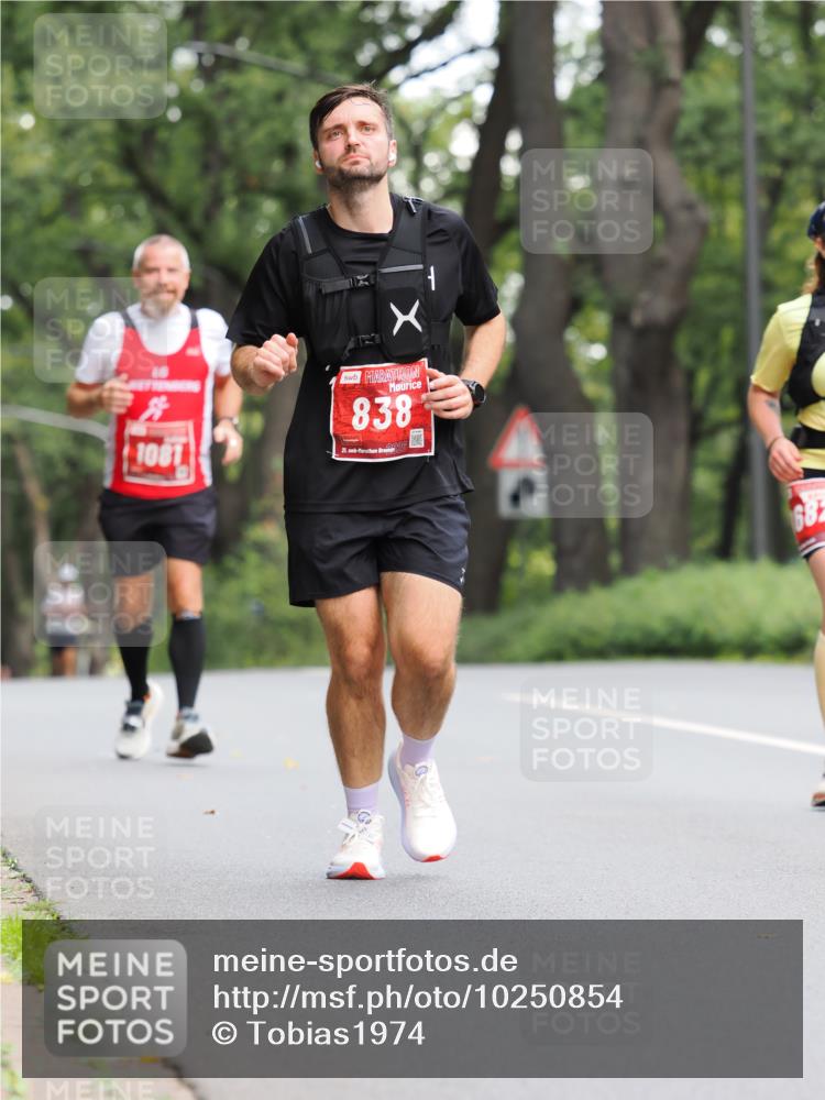 13.09.2026 - 21. swb-Marathon Bremen TobiasT http://msf.ph/oto/10250854 13.09.2026 12:35:32 Laufen 838, 1081, 21, 682 meine-sportfotos.de