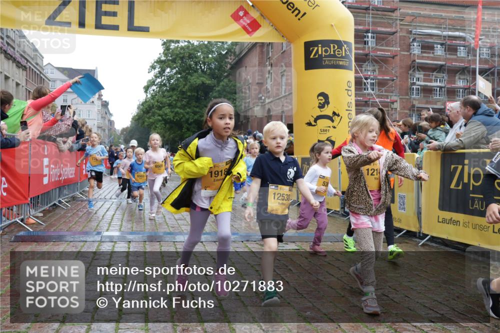 13.09.2026 - Kiel Lauf Yannick Fuchs http://msf.ph/oto/10271883 13.09.2026 08:34:42 Ziel 831, 1104, 1105, 2108, 2276, 2622, 2641, 3058, 3953, 5022, 5579, 5625, 5897, 5922, 6335, 6369, 7348, 7382, 7957, 8423, 8528, 8836, 8983, 9167, 9179, 9758, 9765, 9881, 10023, 10106, 10180, 11150, 11457, 12516, 12549, 126, 138, 657, 720, 1103, 1623, 1624, 2140, 2612, 2740, 2769, 3023, 3118, 3277, 3380, 4016, 4417, 4584, 4796, 5099, 5324, 6111, 6453, 7042, 7135, 7408, 8226, 8333, 8423, 8478, 8930, 8983, 9047, 9211, 9945, 10121, 10713, 10815, 11365, 11572, 12100, 1103, 10121 meine-sportfotos.de