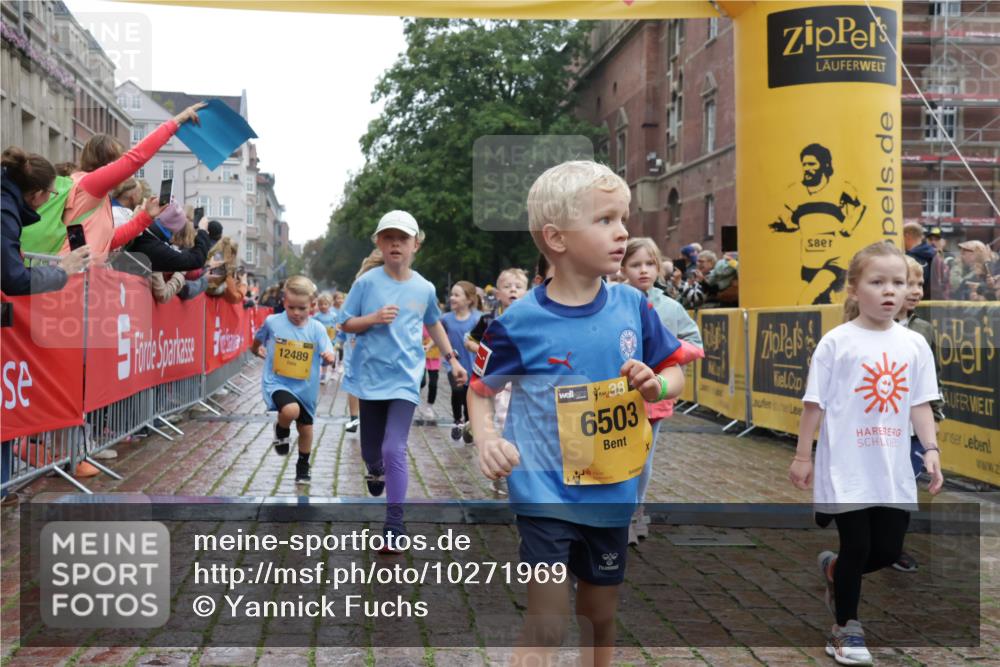 13.09.2026 - Kiel Lauf Yannick Fuchs http://msf.ph/oto/10271969 13.09.2026 08:34:45 Ziel 831, 1104, 1105, 2108, 2276, 2622, 2641, 3058, 3953, 4989, 5022, 5579, 5625, 5897, 5922, 6335, 6369, 7348, 7382, 8339, 8358, 8499, 8528, 8836, 9167, 9179, 9758, 9765, 9881, 10023, 11150, 11158, 11457, 12141, 12352, 12549, 126, 138, 657, 720, 1623, 1624, 2612, 2740, 2769, 3023, 3118, 3277, 3380, 4016, 4417, 4584, 4796, 5099, 6111, 7042, 7135, 7408, 7957, 8226, 8333, 8423, 8930, 8983, 9047, 9211, 9945, 10121, 10713, 10815, 12100, 1103, 9211, 10121 meine-sportfotos.de