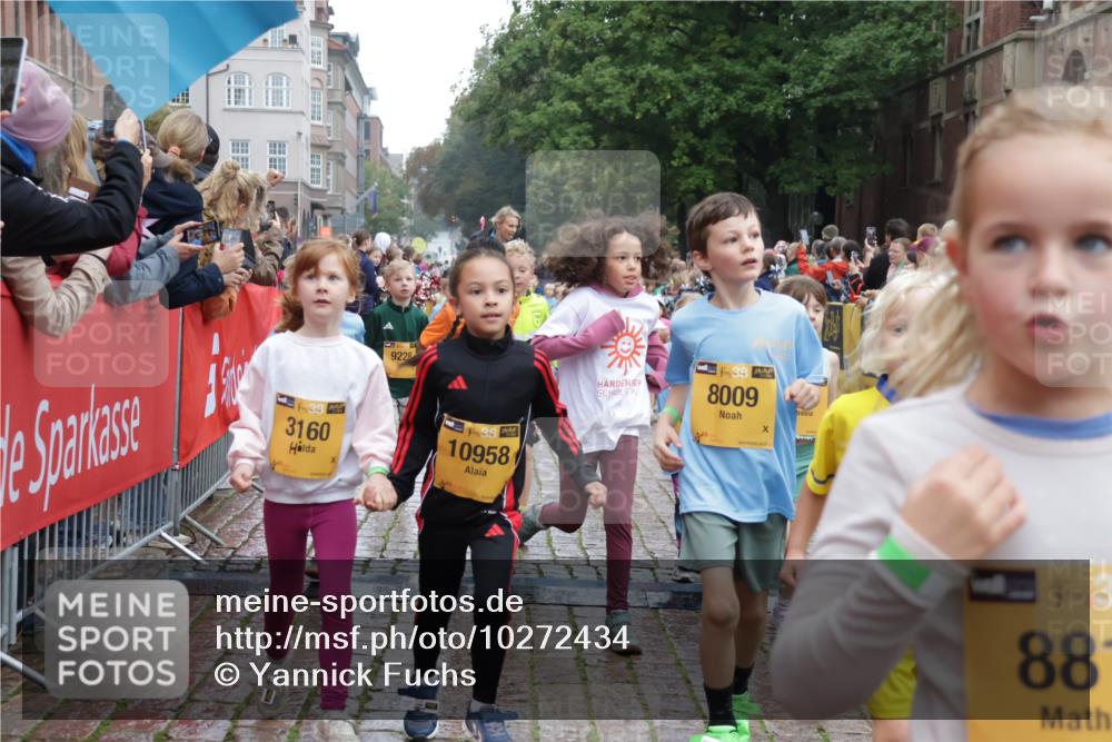 13.09.2026 - Kiel Lauf Yannick Fuchs http://msf.ph/oto/10272434 13.09.2026 08:35:15 Ziel 192, 230, 242, 782, 1148, 1764, 2071, 2495, 2715, 2987, 4695, 5066, 5076, 5091, 5581, 5607, 6037, 6195, 6444, 6448, 6617, 6708, 6785, 6910, 7074, 7083, 7126, 7133, 7421, 7882, 7885, 8109, 8336, 8369, 8451, 8800, 8984, 9159, 9262, 9888, 9927, 10588, 11070, 530, 717, 729, 756, 809, 1010, 1104, 1105, 1116, 1269, 1918, 2005, 2276, 2622, 2641, 2643, 2736, 2774, 2917, 4696, 4989, 5022, 5042, 5066, 5416, 5579, 5625, 5922, 6335, 6369, 6503, 6505, 6595, 7348 meine-sportfotos.de