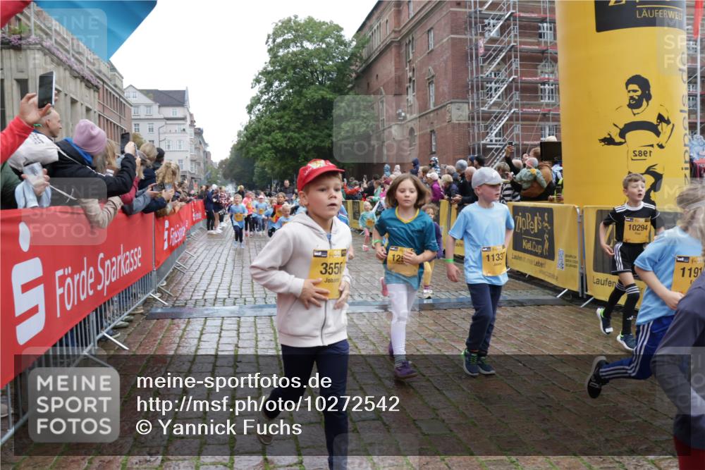 13.09.2026 - Kiel Lauf Yannick Fuchs http://msf.ph/oto/10272542 13.09.2026 08:35:22 Ziel 192, 242, 434, 782, 865, 1148, 1691, 2207, 2495, 2582, 2652, 2715, 3160, 4381, 4418, 4695, 4990, 5581, 5583, 5607, 5880, 6037, 6195, 6444, 6617, 6708, 6910, 7126, 7133, 7882, 8009, 8336, 8369, 8451, 8800, 8984, 9159, 9262, 9888, 9927, 9950, 10081, 10588, 10958, 11307, 11844, 230, 530, 717, 729, 756, 809, 1010, 1105, 1116, 1269, 1764, 1918, 2005, 2071, 2643, 2736, 2774, 2917, 2987, 4696, 4989, 5042, 5066, 5076, 5091, 5416, 6335, 6503, 6505, 6595, 165 meine-sportfotos.de
