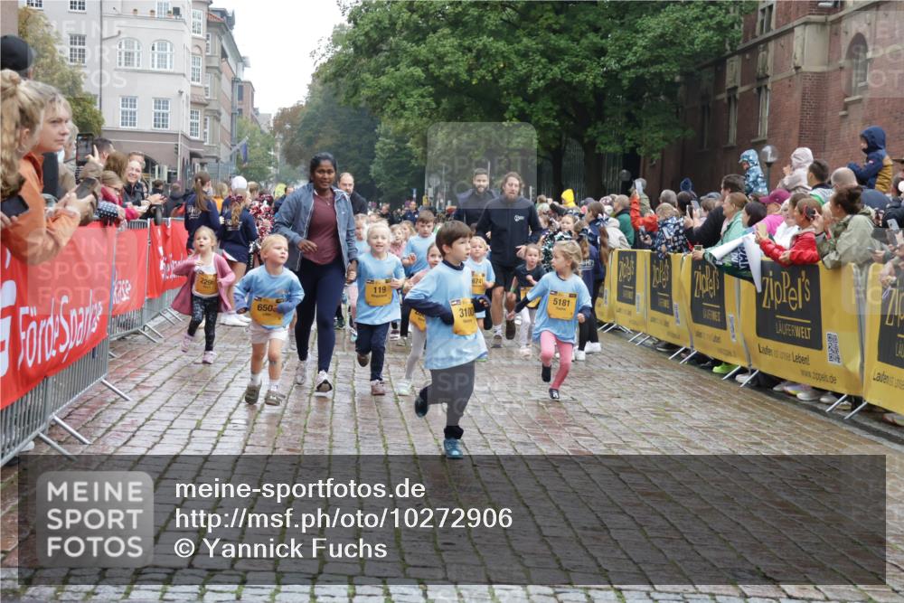 13.09.2026 - Kiel Lauf Yannick Fuchs http://msf.ph/oto/10272906 13.09.2026 08:35:42 Ziel 165, 304, 705, 1152, 1240, 1516, 2018, 2619, 2684, 3077, 3236, 3542, 3556, 3560, 3562, 4030, 4319, 4603, 4924, 5245, 5343, 5853, 6274, 8301, 8539, 8556, 8823, 8988, 9009, 9270, 9322, 9383, 9671, 9719, 10294, 10727, 11247, 11801, 11918, 12328, 12344, 12505, 192, 242, 434, 782, 865, 1148, 1216, 1308, 1691, 1764, 2071, 2207, 2495, 2582, 2652, 2715, 3144, 3160, 4381, 4418, 4695, 4990, 5076, 5090, 5091, 5581, 5583, 6833, 7628, 8009, 8340, 8815, 8988, 2917, 5066, 10875 meine-sportfotos.de