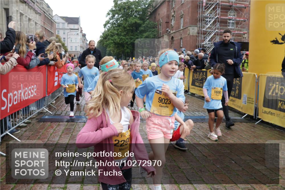 13.09.2026 - Kiel Lauf Yannick Fuchs http://msf.ph/oto/10272970 13.09.2026 08:35:47 Ziel 165, 304, 705, 741, 1152, 1240, 1516, 1850, 2684, 3077, 3236, 3497, 3542, 3560, 3562, 4319, 4603, 4924, 5028, 5245, 5343, 5827, 5853, 5949, 6274, 8301, 8357, 8556, 9270, 9322, 9383, 9671, 9719, 9978, 10727, 11801, 11905, 12205, 12328, 12344, 12354, 192, 242, 434, 782, 865, 1148, 1216, 1308, 1691, 2018, 2207, 2495, 2582, 2619, 2652, 2715, 3144, 3160, 3556, 4030, 4381, 4418, 4695, 4990, 5090, 5581, 5583, 5853, 6833, 7628, 8009, 8340, 8539, 8815, 8988, 5066 meine-sportfotos.de