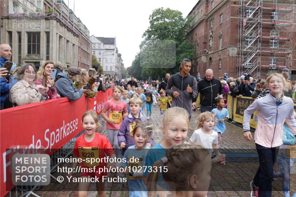 13.09.2026 - Kiel Lauf Yannick Fuchs http://msf.ph/oto/10273315 13.09.2026 08:36:04 Ziel 119, 440, 690, 832, 1552, 1690, 2618, 2621, 2882, 2911, 3053, 3100, 3746, 3762, 5146, 5181, 5308, 5566, 5905, 5990, 6171, 6446, 6508, 6589, 6741, 7383, 7573, 7781, 8638, 9023, 9026, 9234, 9252, 10043, 10147, 10351, 10576, 10642, 11203, 11639, 12203, 12227, 12336, 12558, 165, 304, 705, 741, 1152, 1216, 1240, 1516, 1850, 2018, 2619, 2684, 3236, 3556, 4030, 4319, 4924, 5245, 5343, 5853, 8301, 8539, 8988, 464, 569, 740, 858, 865, 3160 meine-sportfotos.de
