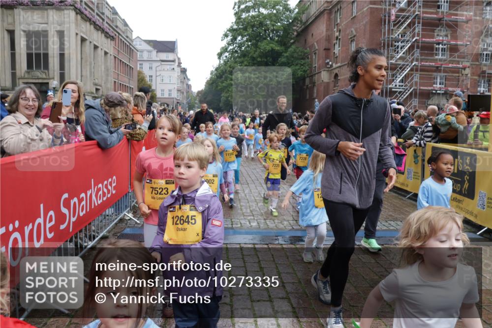 13.09.2026 - Kiel Lauf Yannick Fuchs http://msf.ph/oto/10273335 13.09.2026 08:36:05 Ziel 119, 440, 690, 832, 1551, 1552, 1690, 2618, 2621, 2882, 2911, 3053, 3100, 3746, 3762, 5146, 5181, 5308, 5905, 5990, 6171, 6446, 6508, 6589, 6741, 7383, 7573, 7781, 8638, 9023, 9026, 9234, 9252, 10043, 10147, 10351, 10576, 10642, 11203, 11639, 12203, 12227, 12336, 12558, 165, 304, 705, 741, 1152, 1216, 1240, 1516, 1850, 2018, 2619, 2684, 3236, 3556, 4030, 4319, 4924, 5245, 5343, 5853, 8301, 8539, 8988, 464, 569, 740, 858, 865, 3160 meine-sportfotos.de