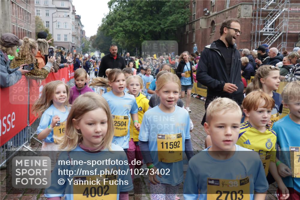13.09.2026 - Kiel Lauf Yannick Fuchs http://msf.ph/oto/10273402 13.09.2026 08:36:07 Ziel 119, 440, 690, 832, 1551, 1552, 1690, 2618, 2621, 2882, 2911, 3053, 3149, 3746, 3762, 4474, 5146, 5181, 5308, 5905, 5990, 6022, 6171, 6446, 6508, 6589, 6741, 7383, 7573, 7634, 7781, 7842, 8638, 9023, 9026, 9234, 9252, 10043, 10147, 10351, 10576, 10642, 11203, 11577, 11639, 12203, 12336, 12558, 119, 165, 304, 705, 741, 1152, 1240, 1516, 1850, 2018, 2619, 2684, 2882, 3236, 3556, 4030, 4319, 4924, 5245, 5343, 5853, 8301, 8539, 8988, 464, 569, 740, 858, 865, 3160 meine-sportfotos.de