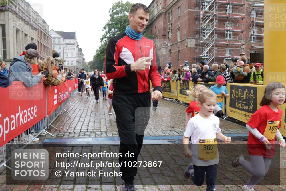 13.09.2026 - Kiel Lauf Yannick Fuchs http://msf.ph/oto/10273867 13.09.2026 08:36:28 Ziel 308, 516, 874, 923, 1407, 1648, 1727, 1829, 1875, 3246, 3434, 3532, 3656, 3868, 4495, 4500, 5658, 5842, 6308, 6452, 6469, 6470, 6474, 6475, 7136, 7225, 7228, 7523, 7629, 7679, 7811, 9505, 9794, 10064, 10140, 10712, 11355, 11592, 11782, 12239, 12504, 12645, 71, 119, 440, 464, 465, 569, 690, 740, 832, 858, 1551, 1552, 1690, 2310, 2328, 2618, 2621, 2882, 2911, 3053, 3149, 3434, 3689, 4002, 4007, 4473, 4474, 5481, 5486, 5499, 6022, 6101, 6143, 6491, 7128, 1031 meine-sportfotos.de