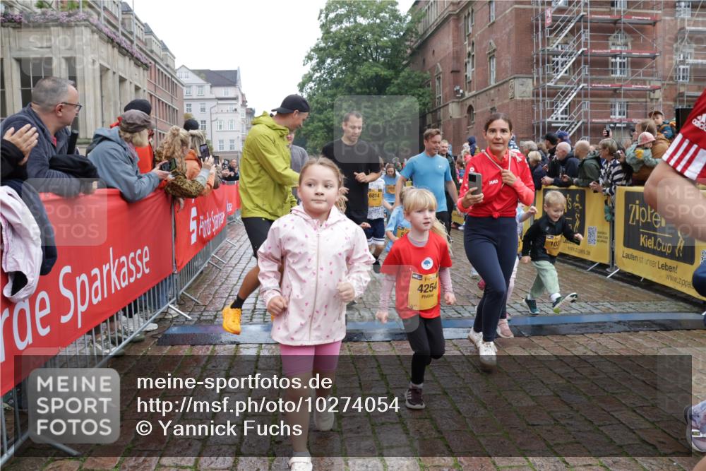13.09.2026 - Kiel Lauf Yannick Fuchs http://msf.ph/oto/10274054 13.09.2026 08:36:36 Ziel 516, 874, 1407, 1727, 2464, 3088, 3246, 3532, 3651, 3868, 5658, 6308, 6452, 6469, 6470, 6474, 6475, 6983, 7059, 7136, 7811, 8804, 8995, 9251, 9505, 10064, 10753, 10891, 71, 308, 440, 464, 465, 569, 690, 740, 832, 858, 923, 1551, 1552, 1648, 1829, 1875, 2310, 2328, 2621, 2911, 3053, 3149, 3434, 3532, 3656, 3689, 4002, 4007, 4473, 4474, 4495, 4500, 5481, 5486, 5499, 5658, 5842, 6022, 6101, 6143, 6491, 7128, 7136, 1031, 1690, 2618, 3762, 5990, 6446 meine-sportfotos.de