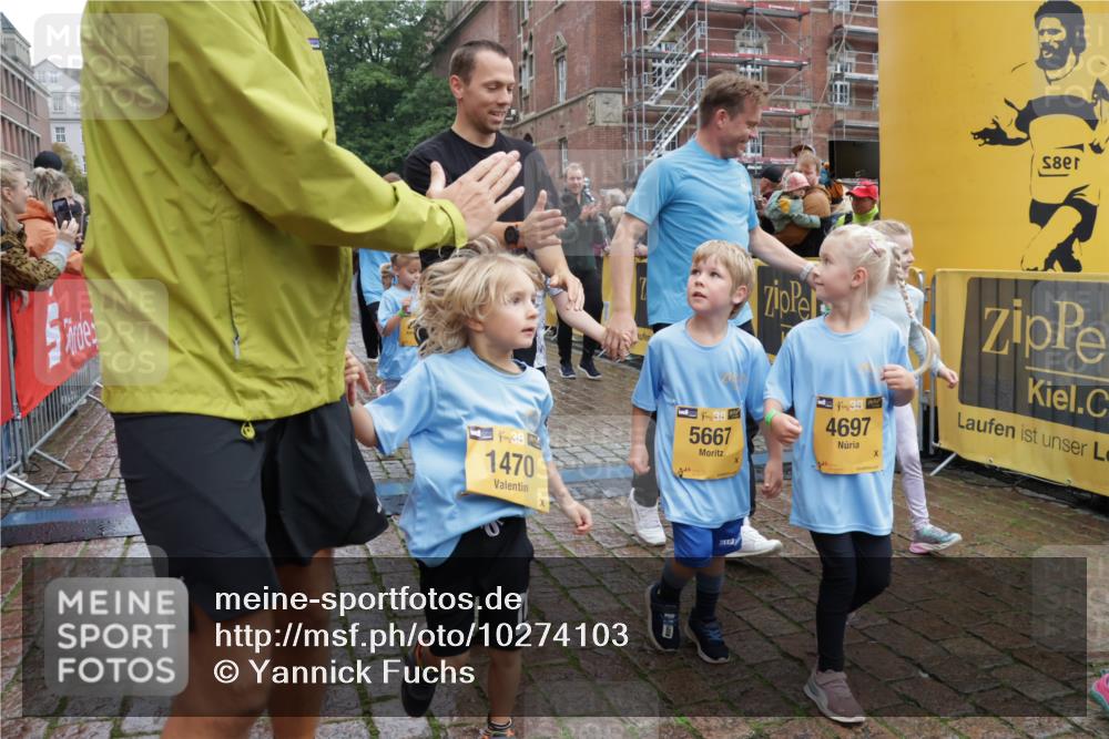 13.09.2026 - Kiel Lauf Yannick Fuchs http://msf.ph/oto/10274103 13.09.2026 08:36:37 Ziel 516, 874, 1407, 1727, 2464, 3088, 3246, 3651, 3868, 6308, 6452, 6469, 6470, 6474, 6475, 6983, 7059, 7811, 8804, 8995, 9251, 9505, 10064, 10753, 10891, 11853, 71, 308, 440, 464, 465, 569, 690, 740, 832, 858, 923, 1551, 1552, 1648, 1829, 1875, 2310, 2328, 2621, 3053, 3149, 3434, 3532, 3656, 3689, 4002, 4007, 4473, 4474, 4495, 4500, 5481, 5486, 5499, 5658, 5842, 6022, 6101, 6143, 6491, 7128, 7136, 1031, 1690, 2618, 3762, 5990, 6446 meine-sportfotos.de
