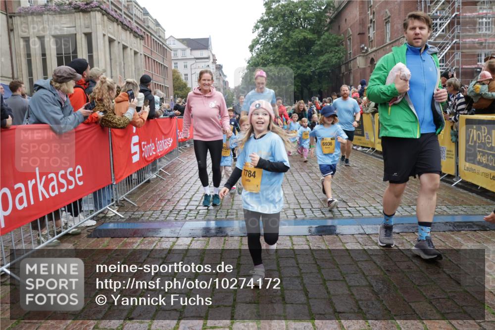 13.09.2026 - Kiel Lauf Yannick Fuchs http://msf.ph/oto/10274172 13.09.2026 08:36:43 Ziel 1031, 1128, 1808, 2464, 3088, 3098, 3246, 3651, 3809, 3887, 4697, 6308, 6452, 6474, 6475, 6479, 6983, 7059, 7153, 8771, 8804, 8995, 9251, 9591, 9958, 10438, 10753, 10891, 11853, 11935, 11945, 71, 308, 464, 465, 516, 569, 690, 740, 858, 874, 923, 1407, 1551, 1552, 1648, 1727, 1829, 1875, 2310, 2328, 3149, 3246, 3434, 3532, 3656, 3689, 3868, 4002, 4007, 4473, 4474, 4495, 4500, 5481, 5486, 5499, 5658, 5842, 6022, 6101, 6143, 6308, 6452, 6469, 6470, 6474, 6475, 6491, 7128, 7136 meine-sportfotos.de