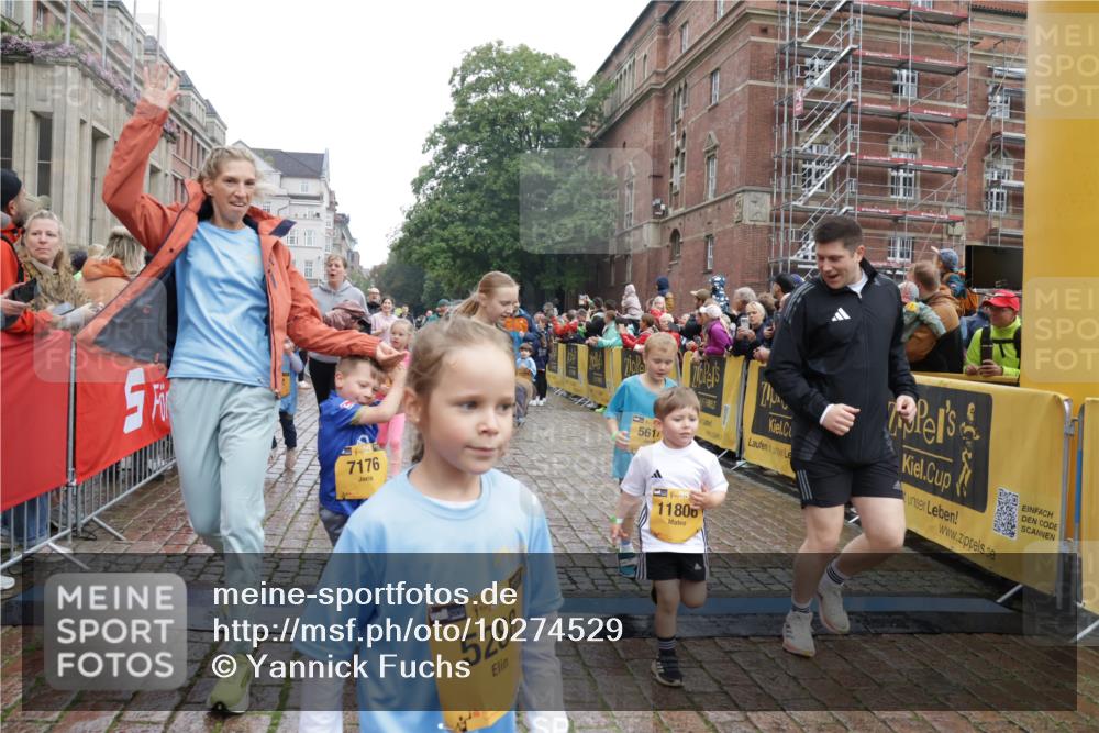13.09.2026 - Kiel Lauf Yannick Fuchs http://msf.ph/oto/10274529 13.09.2026 08:36:57 Ziel 581, 1031, 1128, 1470, 2552, 2581, 3495, 4697, 5096, 5275, 5667, 6145, 6259, 6357, 6813, 6817, 6936, 7633, 7784, 7838, 8070, 8211, 8243, 8471, 8650, 8653, 8662, 9028, 9762, 11935, 12087, 12317, 516, 874, 1407, 1727, 1808, 1829, 1875, 2464, 3088, 3098, 3246, 3532, 3651, 3809, 3868, 3887, 4495, 4500, 5658, 6308, 6452, 6469, 6470, 6474, 6475, 6479, 6983, 7059, 7136, 7153, 8771, 8995, 9251, 9591, 9958, 1055, 2229, 4018, 4705, 5617, 7146, 7176, 71, 3434, 4002 meine-sportfotos.de