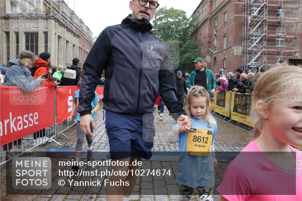 13.09.2026 - Kiel Lauf Yannick Fuchs http://msf.ph/oto/10274674 13.09.2026 08:37:03 Ziel 82, 581, 873, 910, 1283, 2552, 3495, 3815, 5096, 5275, 5288, 6259, 6440, 6817, 6936, 7784, 7838, 8070, 8184, 8211, 8243, 8471, 8650, 8653, 9028, 9233, 9586, 9762, 11206, 11563, 11800, 12087, 516, 874, 1031, 1128, 1407, 1470, 1727, 1808, 2464, 2581, 3088, 3098, 3246, 3651, 3809, 3868, 3887, 4697, 5667, 6145, 6308, 6357, 6452, 6469, 6470, 6474, 6475, 6479, 6813, 6983, 7059, 7153, 7633, 8662, 8771, 8995, 9251, 9591, 9958, 1055, 2229, 4018, 4705, 5617, 7146, 7176 meine-sportfotos.de