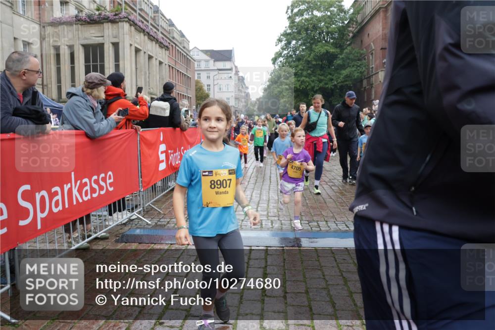 13.09.2026 - Kiel Lauf Yannick Fuchs http://msf.ph/oto/10274680 13.09.2026 08:37:03 Ziel 82, 581, 873, 910, 1283, 2552, 3495, 3815, 5096, 5275, 5288, 6259, 6440, 6817, 6936, 7784, 7838, 8070, 8184, 8211, 8243, 8471, 8650, 8653, 9028, 9233, 9586, 9762, 11206, 11563, 11800, 12087, 516, 874, 1031, 1128, 1407, 1470, 1727, 1808, 2464, 2581, 3088, 3098, 3246, 3651, 3809, 3868, 3887, 4697, 5667, 6145, 6308, 6357, 6452, 6469, 6470, 6474, 6475, 6479, 6813, 6983, 7059, 7153, 7633, 8662, 8771, 8995, 9251, 9591, 9958, 1055, 2229, 4018, 4705, 5617, 7146, 7176 meine-sportfotos.de