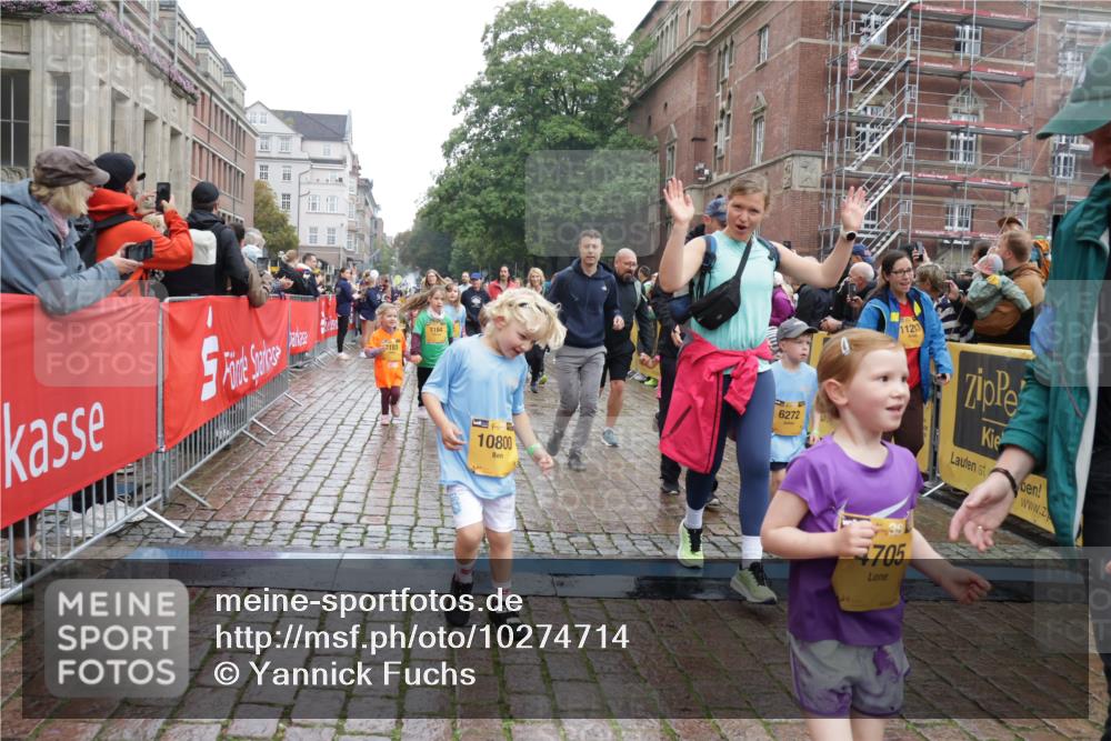 13.09.2026 - Kiel Lauf Yannick Fuchs http://msf.ph/oto/10274714 13.09.2026 08:37:05 Ziel 82, 581, 873, 910, 1283, 2552, 3495, 3815, 5096, 5275, 5288, 5617, 6259, 6440, 6817, 6936, 7176, 7784, 7838, 8070, 8184, 8211, 8243, 8471, 8650, 8653, 9028, 9233, 9586, 11206, 11563, 11800, 11806, 12087, 874, 1031, 1128, 1470, 1727, 1808, 2464, 2581, 3088, 3098, 3246, 3651, 3809, 3868, 3887, 4697, 5667, 6145, 6308, 6357, 6452, 6469, 6474, 6475, 6479, 6813, 6983, 7059, 7153, 7633, 8662, 8771, 8995, 9251, 9591, 9762, 9958, 1055, 2229, 4018, 4705, 7146 meine-sportfotos.de