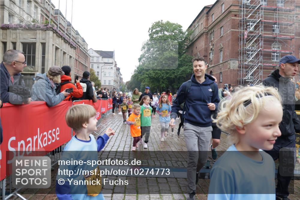13.09.2026 - Kiel Lauf Yannick Fuchs http://msf.ph/oto/10274773 13.09.2026 08:37:07 Ziel 82, 581, 873, 910, 1283, 2552, 3495, 3815, 5096, 5275, 5288, 5617, 6259, 6440, 6817, 6936, 7146, 7176, 7838, 8070, 8184, 8211, 8243, 8471, 8650, 8653, 9028, 9233, 9303, 9422, 9586, 11206, 11563, 11800, 11806, 12087, 581, 1031, 1128, 1470, 1727, 1808, 2464, 2581, 3088, 3098, 3246, 3651, 3809, 3868, 3887, 4697, 5667, 6145, 6308, 6357, 6452, 6474, 6475, 6479, 6813, 6936, 6983, 7059, 7153, 7633, 7784, 8662, 8771, 8995, 9028, 9251, 9591, 9762, 9958, 1055, 2229, 4018, 4705 meine-sportfotos.de
