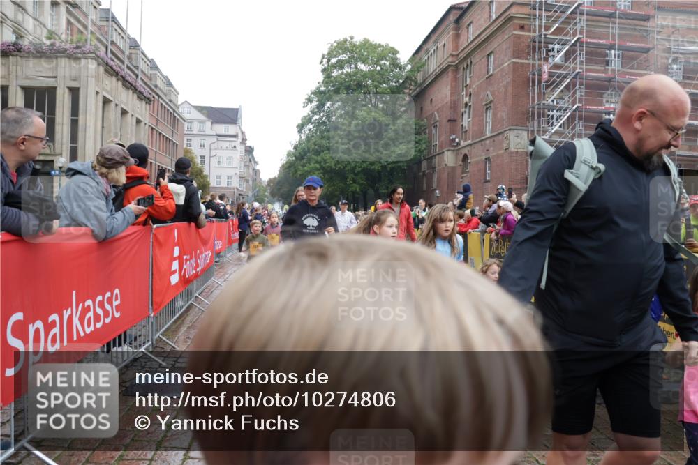 13.09.2026 - Kiel Lauf Yannick Fuchs http://msf.ph/oto/10274806 13.09.2026 08:37:08 Ziel 82, 873, 910, 1055, 1283, 2552, 3495, 3815, 5096, 5275, 5288, 5617, 6259, 6440, 6817, 7146, 7176, 7838, 8070, 8184, 8211, 8243, 8258, 8471, 8650, 8653, 9233, 9303, 9422, 9586, 11206, 11563, 11800, 11806, 12087, 581, 1031, 1128, 1470, 1808, 2464, 2581, 3088, 3098, 3246, 3651, 3809, 3887, 4697, 5667, 6145, 6308, 6357, 6452, 6474, 6475, 6479, 6813, 6936, 6983, 7059, 7153, 7633, 7784, 8662, 8771, 8995, 9028, 9251, 9591, 9762, 9958, 2229, 4018, 4705 meine-sportfotos.de