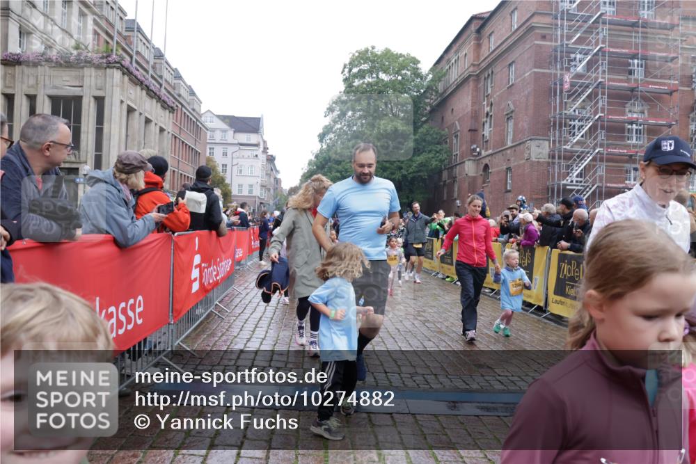13.09.2026 - Kiel Lauf Yannick Fuchs http://msf.ph/oto/10274882 13.09.2026 08:37:14 Ziel 82, 873, 910, 1055, 1283, 2229, 3815, 4018, 4705, 5288, 5617, 5722, 6272, 6440, 7146, 7176, 8184, 8258, 8612, 8907, 9303, 9422, 9586, 10221, 10714, 10800, 11206, 11236, 11487, 11800, 11806, 581, 910, 1031, 1128, 1470, 1808, 2552, 2581, 3098, 3495, 3651, 3809, 3815, 3887, 4697, 5096, 5275, 5667, 6145, 6259, 6357, 6479, 6813, 6817, 6936, 7153, 7633, 7784, 7838, 8070, 8211, 8243, 8471, 8650, 8653, 8662, 8771, 8995, 9028, 9233, 9251, 9591, 9762, 9958, 11563 meine-sportfotos.de