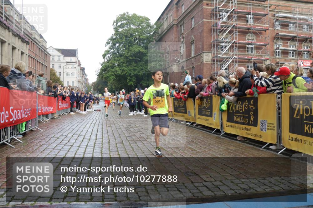 13.09.2026 - Kiel Lauf Yannick Fuchs http://msf.ph/oto/10277888 13.09.2026 08:50:57 Ziel 496, 2343, 5959, 10957, 10987, 497, 2125, 2443, 3106, 3487, 5792, 7511, 9612, 10359, 10987, 1238, 1724, 4159, 5010, 7033, 10463, 10970, 11688, 3167, 3487 meine-sportfotos.de