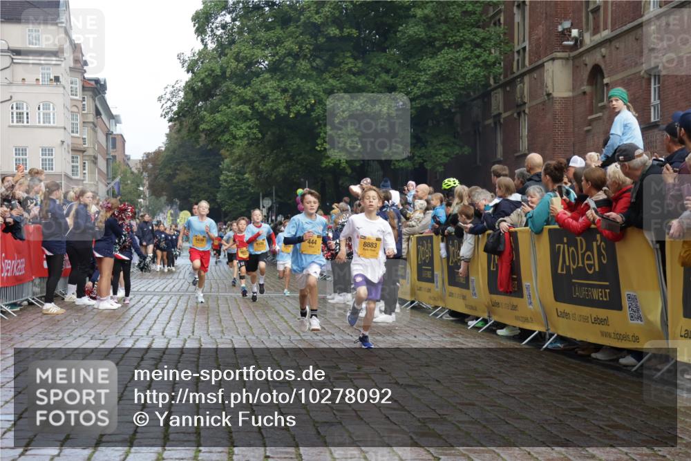 13.09.2026 - Kiel Lauf Yannick Fuchs http://msf.ph/oto/10278092 13.09.2026 08:51:07 Ziel 496, 1724, 2343, 10463, 10970, 11688, 497, 2125, 2443, 3106, 5792, 5959, 7511, 9612, 10957, 10987, 444, 909, 1238, 3683, 4159, 4741, 5010, 5211, 5439, 7033, 8883, 9929, 7511, 10359 meine-sportfotos.de