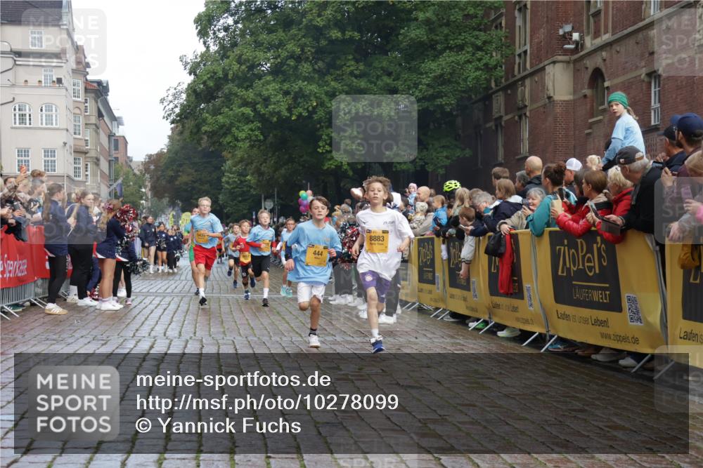 13.09.2026 - Kiel Lauf Yannick Fuchs http://msf.ph/oto/10278099 13.09.2026 08:51:07 Ziel 496, 1724, 2343, 10463, 10970, 11688, 497, 2125, 2443, 3106, 5792, 5959, 7511, 9612, 10957, 10987, 444, 909, 1238, 3683, 4159, 4741, 5010, 5211, 5439, 7033, 8883, 9929, 7511, 10359 meine-sportfotos.de