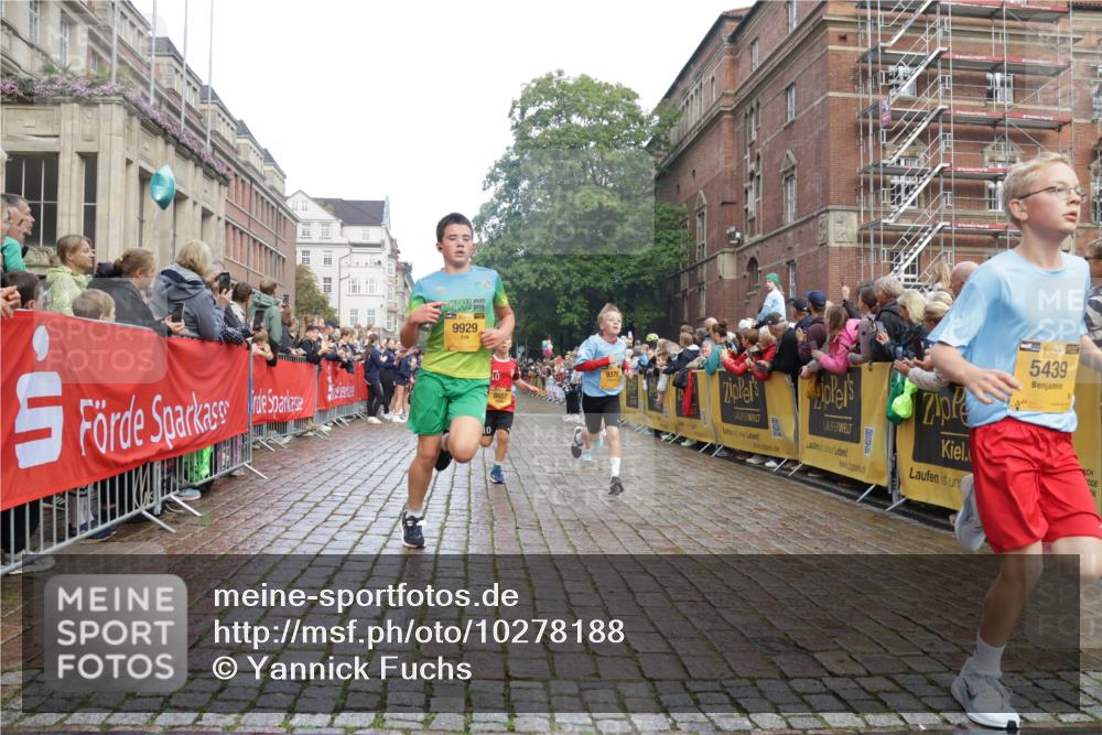 13.09.2026 - Kiel Lauf Yannick Fuchs http://msf.ph/oto/10278188 13.09.2026 08:51:10 Ziel 1238, 1724, 5010, 7033, 10463, 10970, 11688, 496, 497, 2125, 2343, 2443, 3106, 5792, 5959, 9612, 10957, 10987, 444, 909, 3683, 4159, 4741, 5211, 5439, 5906, 6699, 8657, 8883, 9379, 9929, 2443, 7511, 10359 meine-sportfotos.de