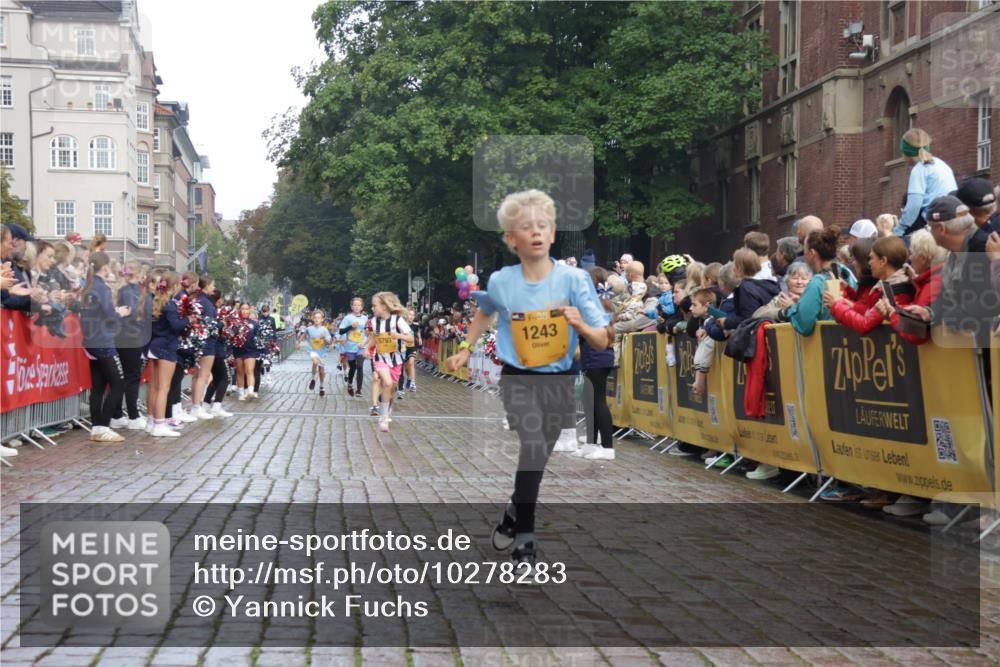 13.09.2026 - Kiel Lauf Yannick Fuchs http://msf.ph/oto/10278283 13.09.2026 08:51:15 Ziel 909, 1238, 1724, 3683, 4159, 5010, 7033, 10463, 10970, 11688, 496, 497, 2125, 2343, 3106, 5792, 5959, 9612, 10957, 10987, 444, 1243, 4741, 5211, 5439, 5793, 5906, 6699, 8206, 8657, 8883, 9379, 9929, 2443, 5792, 7511 meine-sportfotos.de
