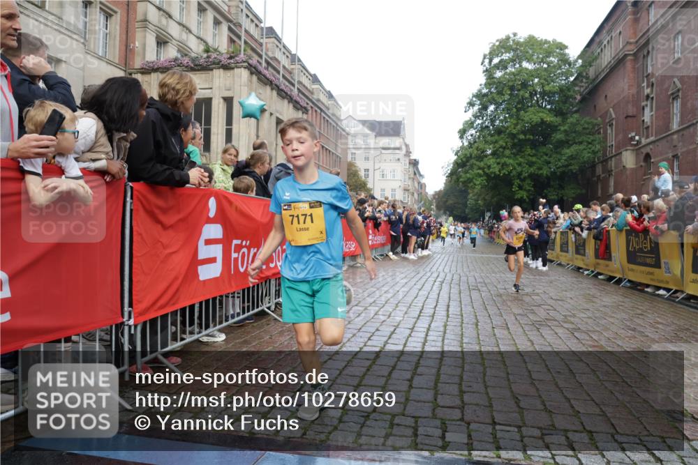 13.09.2026 - Kiel Lauf Yannick Fuchs http://msf.ph/oto/10278659 13.09.2026 08:51:37 Ziel 1243, 3779, 3901, 5130, 5439, 5793, 5906, 5976, 6532, 6699, 7521, 8206, 8538, 8657, 9379, 9929, 12467, 444, 909, 1238, 1724, 3683, 4159, 4741, 5010, 5211, 5439, 7033, 8883, 9929, 10463, 10970, 11688, 1210, 1572, 2020, 5169, 5580, 6205, 7171, 8543, 8700, 11448, 12102, 496, 2343 meine-sportfotos.de