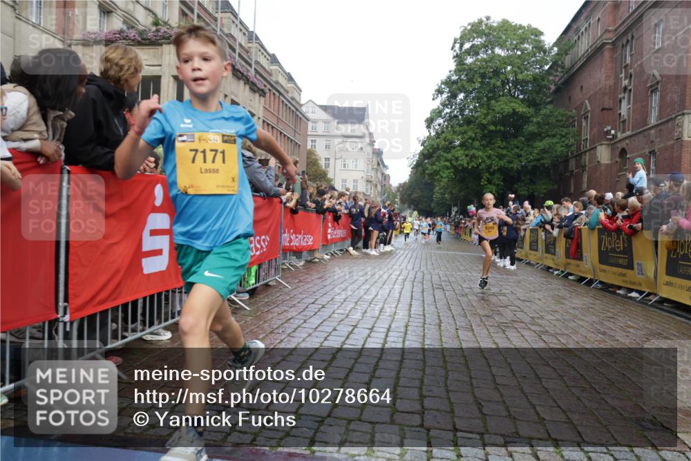 13.09.2026 - Kiel Lauf Yannick Fuchs http://msf.ph/oto/10278664 13.09.2026 08:51:37 Ziel 1243, 3779, 3901, 5130, 5439, 5793, 5906, 5976, 6532, 6699, 7521, 8206, 8538, 8657, 9379, 9929, 12467, 444, 909, 1238, 1724, 3683, 4159, 4741, 5010, 5211, 5439, 7033, 8883, 9929, 10463, 10970, 11688, 1210, 1572, 2020, 5169, 5580, 6205, 7171, 8543, 8700, 11448, 12102, 496, 2343 meine-sportfotos.de