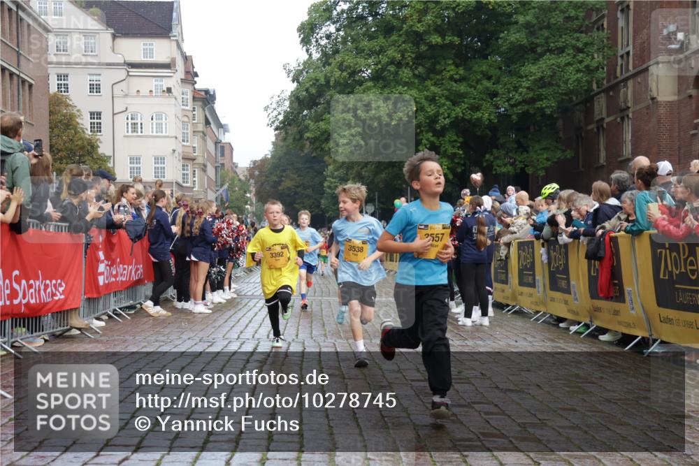 13.09.2026 - Kiel Lauf Yannick Fuchs http://msf.ph/oto/10278745 13.09.2026 08:51:42 Ziel 1210, 1243, 1572, 3779, 3901, 5130, 5169, 5580, 5793, 5976, 6532, 7521, 8538, 11448, 12467, 444, 909, 1238, 1724, 3683, 4159, 4741, 5010, 5211, 5439, 5906, 6699, 7033, 8206, 8657, 8883, 9379, 9929, 10463, 10970, 11688, 2020, 3392, 3538, 3557, 5810, 6205, 7171, 8543, 8700, 12102, 1724, 10970 meine-sportfotos.de