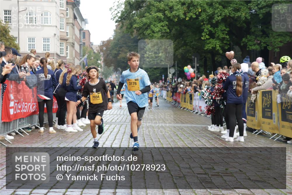 13.09.2026 - Kiel Lauf Yannick Fuchs http://msf.ph/oto/10278923 13.09.2026 08:51:52 Ziel 1210, 1572, 2020, 5169, 5580, 6205, 7171, 8543, 8700, 11448, 12102, 12467, 444, 909, 1243, 3683, 3779, 3901, 4741, 5130, 5211, 5439, 5793, 5906, 5976, 6532, 6699, 7521, 8206, 8538, 8657, 8883, 9379, 9929, 12467, 2015, 3178, 3392, 3538, 3557, 5810, 6372, 7034, 8477, 8736, 10826, 11608, 909, 1238, 3683, 4159, 5010, 7033, 10463, 11688 meine-sportfotos.de