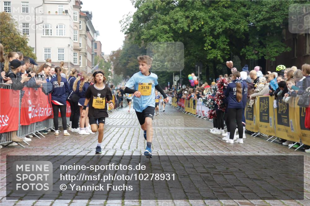 13.09.2026 - Kiel Lauf Yannick Fuchs http://msf.ph/oto/10278931 13.09.2026 08:51:52 Ziel 1210, 1572, 2020, 5169, 5580, 6205, 7171, 8543, 8700, 11448, 12102, 12467, 444, 909, 1243, 3683, 3779, 3901, 4741, 5130, 5211, 5439, 5793, 5906, 5976, 6532, 6699, 7521, 8206, 8538, 8657, 8883, 9379, 9929, 12467, 2015, 3178, 3392, 3538, 3557, 5810, 6372, 7034, 8477, 8736, 10826, 11608, 909, 1238, 3683, 4159, 5010, 7033, 10463, 11688 meine-sportfotos.de