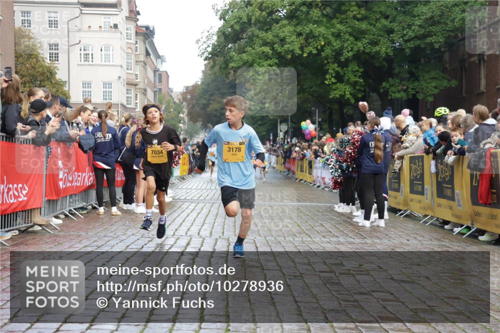 13.09.2026 - Kiel Lauf Yannick Fuchs http://msf.ph/oto/10278936 13.09.2026 08:51:52 Ziel 1210, 1572, 2020, 5169, 5580, 6205, 7171, 8543, 8700, 11448, 12102, 12467, 444, 909, 1243, 3683, 3779, 3901, 4741, 5130, 5211, 5439, 5793, 5906, 5976, 6532, 6699, 7521, 8206, 8538, 8657, 8883, 9379, 9929, 12467, 2015, 3178, 3392, 3538, 3557, 5810, 6372, 7034, 8477, 8736, 10826, 11608, 909, 1238, 3683, 4159, 5010, 7033, 10463, 11688 meine-sportfotos.de