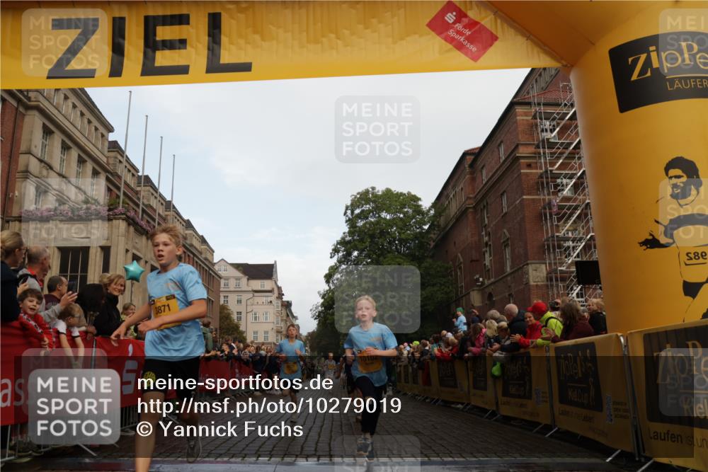 13.09.2026 - Kiel Lauf Yannick Fuchs http://msf.ph/oto/10279019 13.09.2026 08:52:00 Ziel 2020, 3392, 3538, 3557, 5810, 6205, 6372, 7171, 8543, 8700, 11608, 444, 1210, 1243, 1572, 3779, 3901, 5130, 5169, 5439, 5580, 5793, 5906, 5976, 6532, 6699, 7521, 8206, 8538, 8657, 8883, 9379, 9929, 11448, 12102, 12467, 2015, 3178, 3871, 6937, 7034, 8477, 8736, 10102, 10826, 11752, 444, 909, 3683, 4741, 5211, 5439, 8657, 8883, 9379, 9929 meine-sportfotos.de