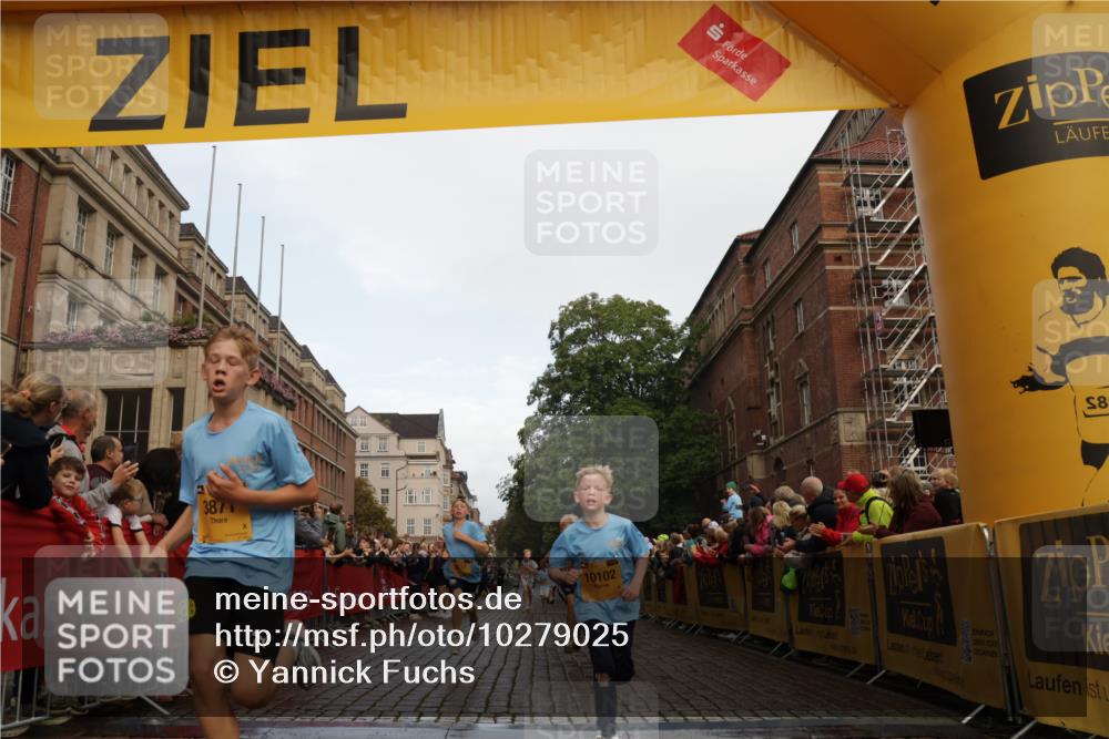 13.09.2026 - Kiel Lauf Yannick Fuchs http://msf.ph/oto/10279025 13.09.2026 08:52:00 Ziel 2020, 3392, 3538, 3557, 5810, 6205, 6372, 7171, 8543, 8700, 11608, 444, 1210, 1243, 1572, 3779, 3901, 5130, 5169, 5439, 5580, 5793, 5906, 5976, 6532, 6699, 7521, 8206, 8538, 8657, 8883, 9379, 9929, 11448, 12102, 12467, 2015, 3178, 3871, 6937, 7034, 8477, 8736, 10102, 10826, 11752, 444, 909, 3683, 4741, 5211, 5439, 8657, 8883, 9379, 9929 meine-sportfotos.de