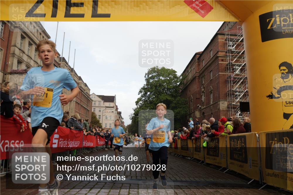 13.09.2026 - Kiel Lauf Yannick Fuchs http://msf.ph/oto/10279028 13.09.2026 08:52:00 Ziel 2020, 3392, 3538, 3557, 5810, 6205, 6372, 7171, 8543, 8700, 11608, 444, 1210, 1243, 1572, 3779, 3901, 5130, 5169, 5439, 5580, 5793, 5906, 5976, 6532, 6699, 7521, 8206, 8538, 8657, 8883, 9379, 9929, 11448, 12102, 12467, 2015, 3178, 3871, 6937, 7034, 8477, 8736, 10102, 10826, 11752, 444, 909, 3683, 4741, 5211, 5439, 8657, 8883, 9379, 9929 meine-sportfotos.de
